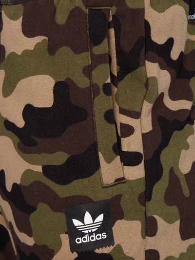 adidas Originals Sweatpants mit Camouflage-Muster Oliv 3