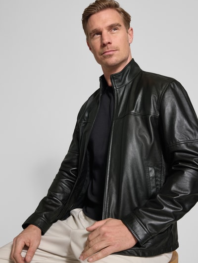 Männermodel trägt Regular Fit Lederjacke aus Lammnappa Modell 'JIMMY-S' von Strellson in Optik: Unifarben, Ganzkörperansicht von vorne.