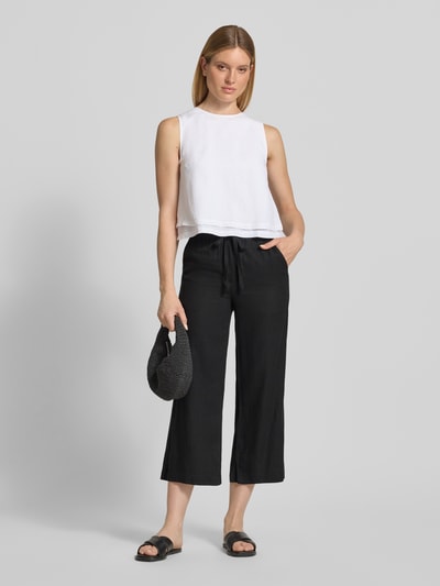 Frauenmodel trägt Wide Fit Stoffhose aus Leinen-Mix mit Viskose-Anteil Modell 'Ina' von Soyaconcept in Schwarz, Struktur glatt, Ganzkörperansicht von vorne, Damen Stoffhose, Leinen-Mix mit Viskose-Anteil, Wide-Fit, Schlupfhosen-Design, Verkürzt, elastischer Bund mit Tunnelzug, Bundweite bei Größe S 34 cm, Innenbeinlänge bei Größe S 63 cm.