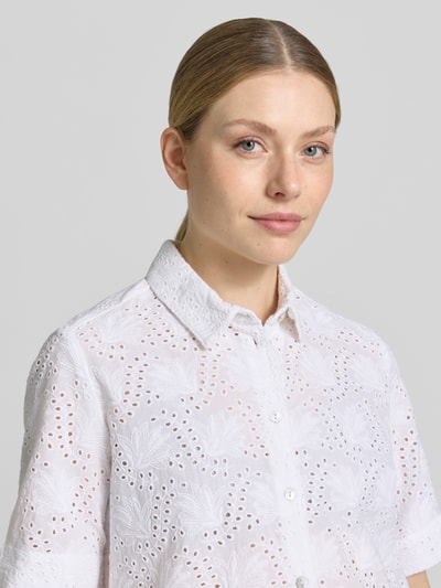 Frauenmodel trägt Bluse mit Lochstickerei und Hemdblusenkragen von Christian Berg Woman aus Reine Baumwolle, Nahaufnahme Oberkörper.
