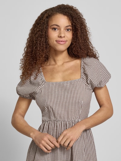 Frauenmodel trägt Knielanges Kleid mit Karree-Ausschnitt Modell 'ELIZA' von Noisy May, Material-Mix, A-Linie, Nahaufnahme Oberkörper.