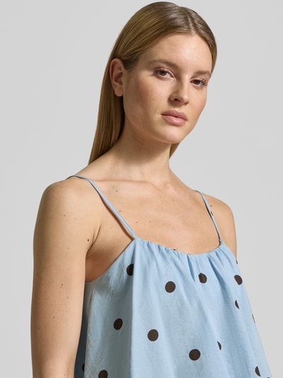 Frauenmodel trägt Blusentop mit tiefem Rundhalsausschnitt von Jake*s Casual, hellblau mit schwarzen Punkten, Viskose-Baumwoll-Mix, Loose-Fit, Spaghettiträger, Damen, Nahaufnahme Oberkörper.