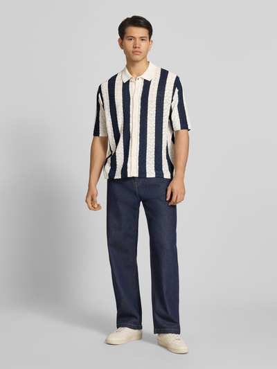 Mannenmodel draagt Regular Fit Poloshirt met knoopsluiting model 'TYLER' van Jack & Jones, katoenmix, half lange mouw, vooraanzicht hele lichaam