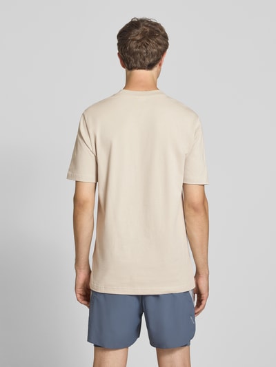 Männermodel trägt Regular Fit T-Shirt aus reiner Baumwolle Modell 'M SL SJ T' von adidas Sportswear in beige, Ganzkörperansicht Rückansicht