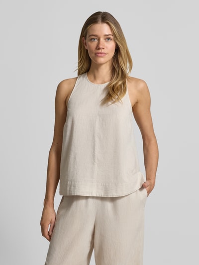 Modelka kobieca nosi Regular Fit Blusentop aus Leinen-Baumwoll-Mix Modell 'LUISA' od Selected Femme, melanż, bez rękawów, krój regular fit, okrągły dekolt, len i bawełna, widok z przodu, zdjęcie całej sylwetki.