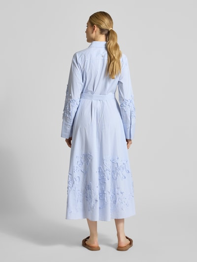 Frauenmodel trägt Hemdblusenkleid mit verdeckter Knopfleiste und Bindegürtel von Marc Cain aus Baumwoll-Mix mit Stretch-Anteil, Taillierter Schnitt, Midikleid, Hemdblusenkragen, Rückenlänge bei Größe 36: 130 cm, Brustweite: 54 cm, Ärmellänge: 60 cm; Ganzkörperansicht Rückansicht.