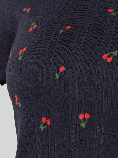 Frauenmodel trägt Pyjama-Oberteil mit Muschelsaum von Jake*s Casual in Dunkelblau mit Pointelle-Muster, Kirschmuster, Reine Baumwolle, Nahaufnahme Oberkörper.