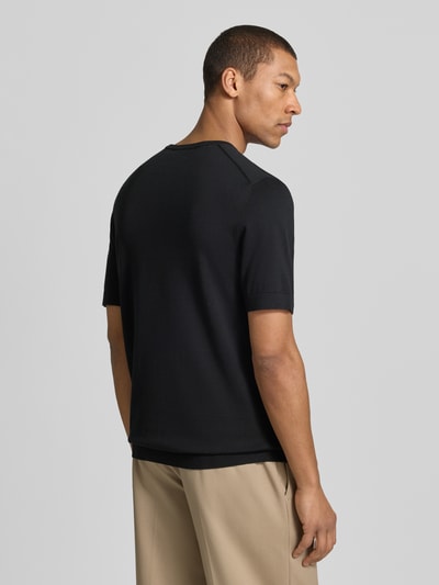 Männermodel trägt Regular Fit Strick-Shirt aus Bio-Baumwolle Modell 'TORINO' von Selected Homme, Optik: Unifarben, Feinstrick, Ganzkörperansicht Rückansicht.