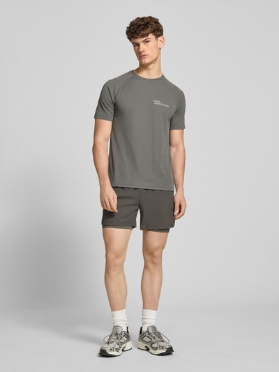 Männermodel trägt Shorts im 2-in-1-Look von HALO aus Material-Mix mit Stretch-Anteil, Regular-Fit, elastischer Bund, Ganzkörperansicht von vorne.