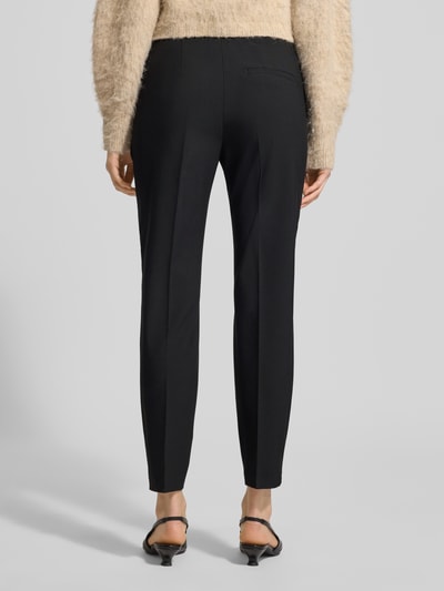 Frauenmodel trägt Regular Fit Schmale Hose mit Bügelfalten von s.Oliver BLACK LABEL, Optik: Unifarben, Ganzkörperansicht Rückansicht.