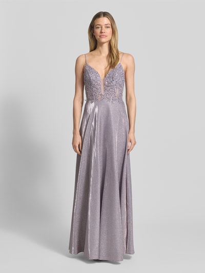 Modelka nosi szimmerndes Midikleid mit Stitchings und Pailletten von Laona, linia a, efekt błyszczący, dekolt w serek, hafty, cekiny, cienkie ramiączka, długość tyłu w rozmiarze 36: 123 cm, szerokość w rozmiarze 36: 31 cm, pełny widok z przodu.
