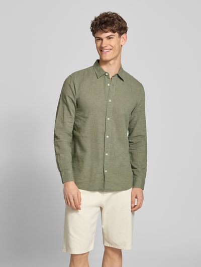 Männermodel trägt Slim Fit Freizeithemd aus Baumwoll-Leinen-Mix Modell 'CAIDENLS SOLID' von Only & Sons, Optik: Unifarben, Ganzkörperansicht von vorne.