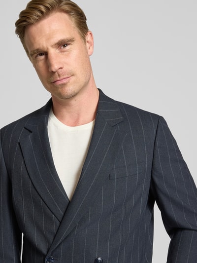 Männermodel trägt Regular Fit Sakko mit doppelreihiger Knopfleiste von MC NEAL im Nadelstreifen-Design, Viskosemix, Nahaufnahme Oberkörper.