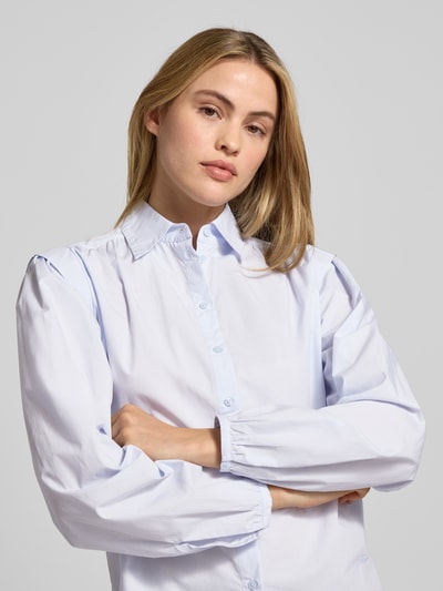Frauenmodel trägt Regular Fit Langarmbluse aus reiner Baumwolle Modell 'C_BOSALLY' von BOSS Orange, Optik: Unifarben, Nahaufnahme Oberkörper.