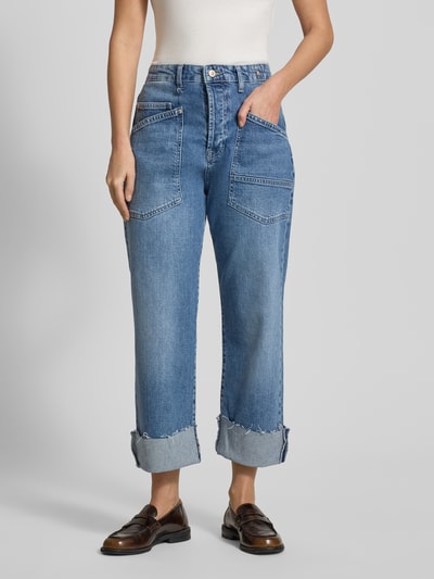 Frauenmodel trägt Baggy Jeans mit 5-Pocket-Design von MAC in Blau mit Baumwoll-Lyocell-Mix, Stretch-Anteil, Lockerer-Schnitt, Ganzkörperansicht von vorne