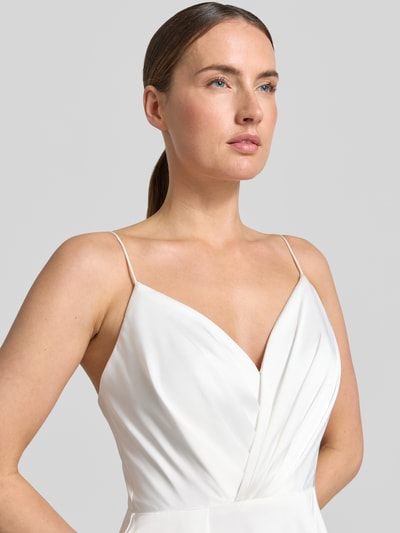Frauenmodel trägt Abendkleid mit V-Ausschnitt und Spaghettiträgern von Laona, Satin, A-Linie, Maxikleid, Nahaufnahme Oberkörper.