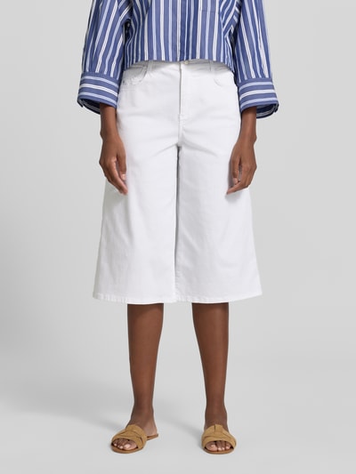 Frauenmodel trägt Bermudas im 5-Pocket-Design Modell 'Liv' von Angels aus weißem Baumwoll-Mix mit Stretch, Wide Leg Fit, Ganzkörperansicht von vorne.