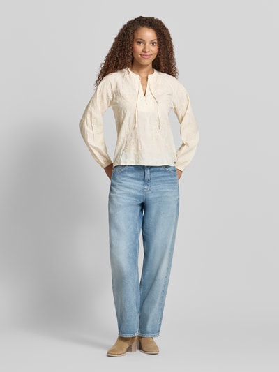 Kobiece model prezentuje Regular Fit Langarmbluse aus reiner Baumwolle Modell 'FRIDA' od Pepe Jeans, jednokolorowy, haft na całej powierzchni, okrągły dekolt, materiał: cieniowana przędza, bawełna, aplikacja z metką, bluzka z długim rękawem, całkowity widok z przodu