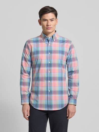 Männermodel trägt Custom Fit Freizeithemd mit Button-Down-Kragen von Polo Ralph Lauren in Pastellfarben, reine Baumwolle, Ganzkörperansicht von vorne. Rückenlänge Größe M 82 cm, Schulterbreite 44 cm, Ärmellänge 65 cm, Knopfleiste, Label-Stitching.