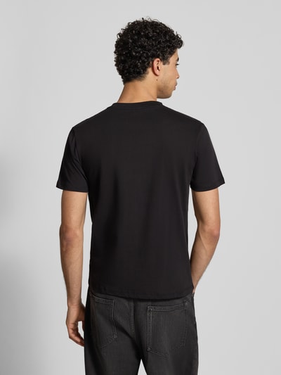 Męski model nosi Regular Fit T-Shirt mit Logo-Print od Replay, czarna bawełna, okrągły dekolt, długość tyłu 68 cm, całkowity widok z tyłu.