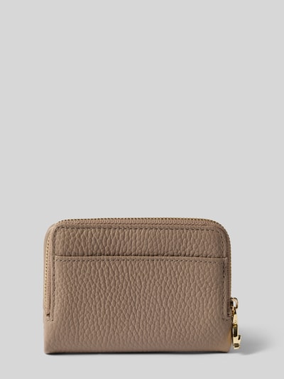 Produktfoto, Portemonnaie mit Label-Print von Coccinelle in Beige mit Strukturmuster, Reißverschluss und Steckfächern auf hellem Hintergrund.