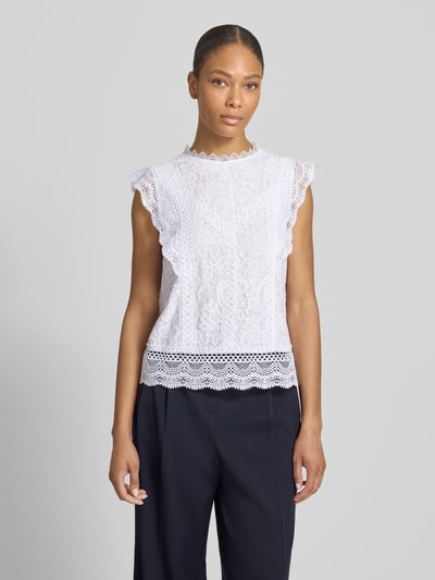 Kobiece model nosi Regular Fit Blusenshirt mit Baumwoll-Anteil od s.Oliver BLACK LABEL, efekt: jednolity kolor, wykończenie materiału: haft, mieszanka materiałów z bawełną, okrągły dekolt, krój regular fit, bez kołnierza, wzór: abstrakcyjny, wszyty zamek błyskawiczny z tyłu, przód z ozdobną fakturą, kolor biały, gładka tekstura, widok na cały przód, ujęcie całej sylwetki z przodu.