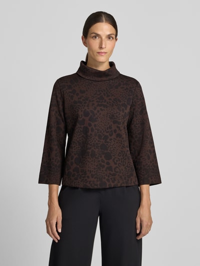 Vrouwenmodel draagt regular fit sweatshirt uit viscosemix van s.Oliver BLACK LABEL, donkerbruin met luipaardprint, halve mouw, Nahaufnahme Oberkörper.