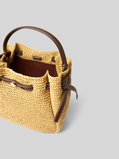 Produktfoto, Bucket Bag aus Bast von Tory Burch, główna przegroda ze ściąganiem, regulowany pasek na ramię, uchwyt, przegródka, szerokość w rozmiarze 1: 26 cm, długość w rozmiarze 1: 23 cm, głębokość w rozmiarze 1: 11 cm, naturalny kolor łyka, brązowe skórzane elementy, wyrazista tekstura