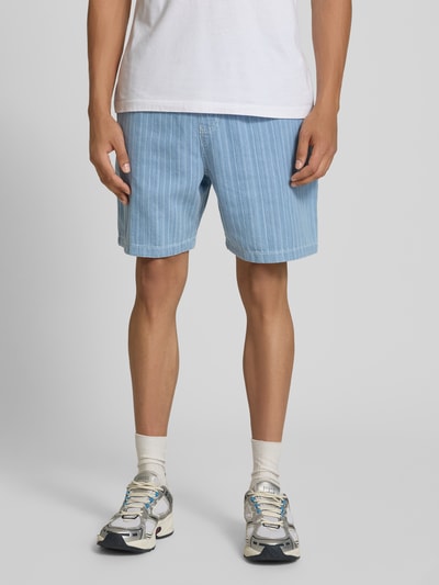 Männermodel trägt Shorts mit Strukturmuster und elastischem Bund von REVIEW aus Reine Baumwolle, Regular-Fit, Ganzkörperansicht von vorne.