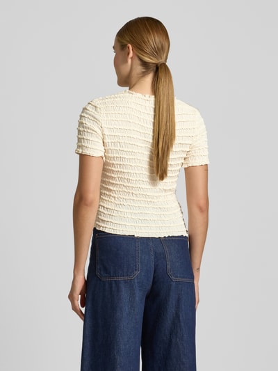 Vrouwenmodel draagt T-Shirt met structuurpatroon en ronde hals van Jake*s Collection, crèmekleurig, slim fit, mix van materialen met stretch, ruglengte maat S 48 cm, volledige achteraanzicht.