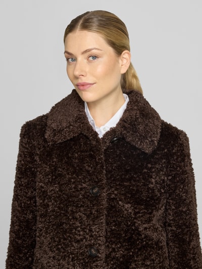 Kobieta modelka nosi Regular Fit Jacke mit Umlegekragen von FUCHS SCHMITT z futerka, ciemny brąz, listwa guzikowa, wykładany kołnierz, Szerokość w rozmiarze 36: 46 cm ramion, 53 cm klatki piersiowej, Długość tyłu 52 cm, Długość rękawów 62 cm, tekstura miękka, zbliżenie górnej części ciała.