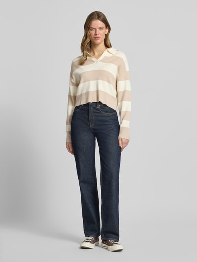Frauenmodel trägt Strickpullover mit Polokragen von Guess Jeans im Streifenmuster, Viskose-Mix, Lockere-Schnitt, Ganzkörperansicht von vorne.