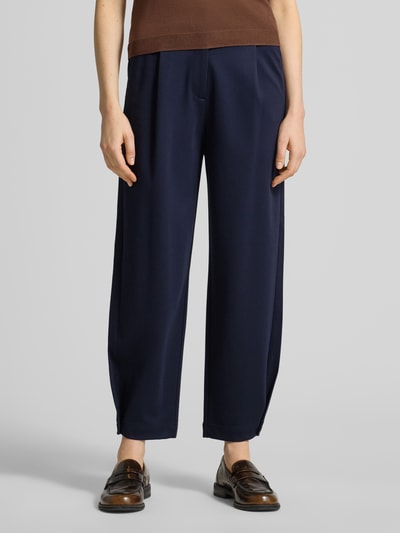 Frauenmodel trägt Barrel Fit Sweathose aus Viskose-Mix von s.Oliver RED LABEL, Optik: Unifarben, Passform: Barrel Fit, Mid Waist, Label-Applikation, Knopf und verdeckter Reißverschluss, Bundabschluss: Elastisch, seitliche Eingrifftaschen, angedeutete Paspeltaschen, Material: Viskose-Mix, Ganzkörperansicht von vorne.