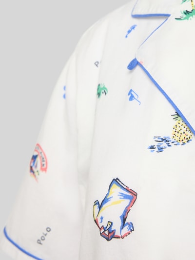 Mężczyznamodel nosi Comfort Fit Pyjamal aus reiner Baumwolle od Polo Ralph Lauren, biały z kolorowym wzorem, bawełniana popelina, letni nadruk, haft logo, kołnierz koszulowy, krótki rękaw, elastyczny dół, dwuczęściowy zestaw, detaliczne ujęcie górnej części.