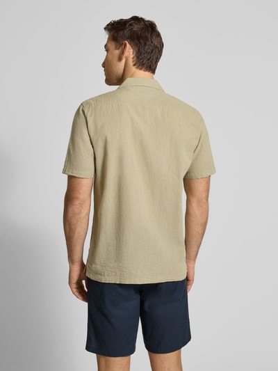 Männermodel trägt Relaxed Fit Freizeithemd aus Leinen-Baumwoll-Mix von Lindbergh in Beige, Reverskragen, Knopfleiste, Rückenlänge 76 cm, Schulterbreite 47 cm, Ärmellänge 25 cm, Ganzkörperansicht Rückansicht.