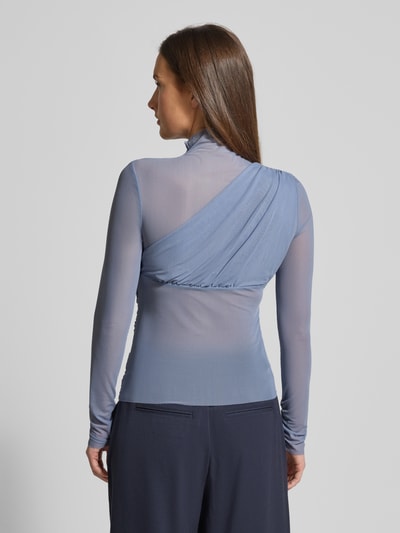 Frauenmodel trägt Slim Fit Langarmshirt aus semitransparentem Mesh Modell 'C_ETULAH' von BOSS Orange in Unifarben, Wickeloptik, Ganzkörperansicht Rückansicht.