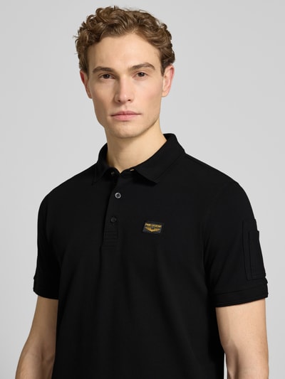 Mannenmodel draagt slim fit poloshirt met labelstitching model 'TRACKWAY' van PME Legend, mix van katoen en elastaan, knoopsluiting, ruglengte bij maat M 74 cm, voorkant bovenlichaam close-up.