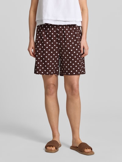 Vrouwenmodel draagt korte broek met witte stippen, viscosemix met linnen, recht model, tunnelkoord, FREE/QUENT Shorts met Leinen-Anteil Modell 'Lavisco', bandwijdte maat S 42 cm, binnenbeenlengte 16 cm, Ganzkörperaanzicht van voren.