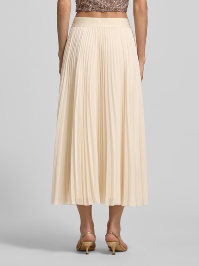 Frauenmodel trägt Plisseerock mit elastischem Bund von V by Vera Mont, Chiffon, A-Linie, Midirock, cremefarben, Ganzkörperansicht Rückansicht.