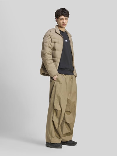 adidas Sportswear Regular Fit Steppjacke mit Logo-Print Beige 1