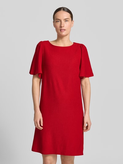 Frauenmodel trägt Knielanges Kleid mit Rundhalsausschnitt von Zero in Rot, Material-Mix mit Stretch-Anteil, Gerader-Schnitt, Knielänge, Rundhalsausschnitt, Rückenlänge 91 cm, Brustweite 48 cm, Ärmellänge 31 cm, Ganzkörperansicht von vorne.