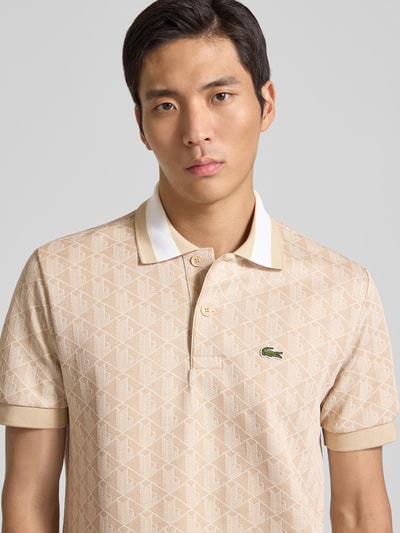 Männermodel trägt Regular Fit Poloshirt mit Baumwoll-Anteil von Lacoste, Optik: Unifarben, Allover-Muster, Nahaufnahme Oberkörper.