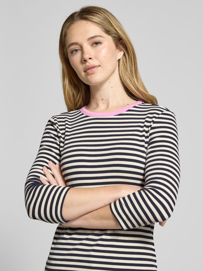 Frauenmodel trägt T-Shirt mit Streifenmuster und 3/4-Arm von Christian Berg Woman, Baumwoll-Viskose-Mix, Slim-Fit, Rundhalsausschnitt, Nahaufnahme Oberkörper.