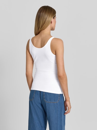 Frauenmodel trägt Slim Fit Top mit Rundhalsausschnitt von Jake*s Casual aus Baumwoll-Mix, weiß, Ärmelloses-Design, Rückenlänge 45 cm, Ganzkörperansicht Rückansicht.
