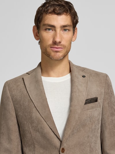 Männermodel trägt Sakko mit Pattentaschen und Reverskragen Modell 'Theo' von Carl Gross, Cord, Regular Fit, Nahaufnahme Oberkörper