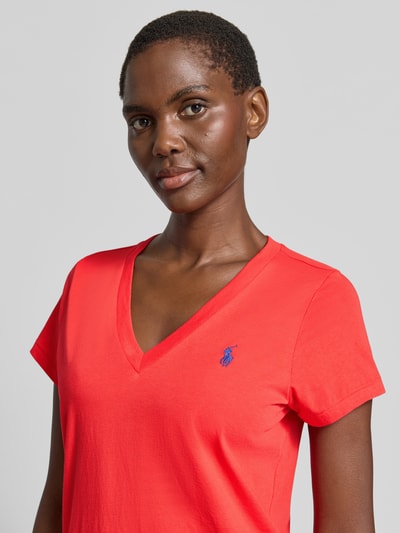 Frauenmodel trägt Regular Fit T-Shirt aus reiner Baumwolle von Polo Ralph Lauren in Unifarbe, V-Ausschnitt, Logo-Stitching, Nahaufnahme Oberkörper.