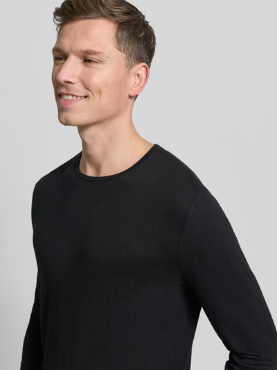 Männermodel trägt Strickpullover mit Rundhalsausschnitt von Christian Berg Men, schwarz, Baumwolle, Regular Fit, Nahaufnahme Oberkörper.