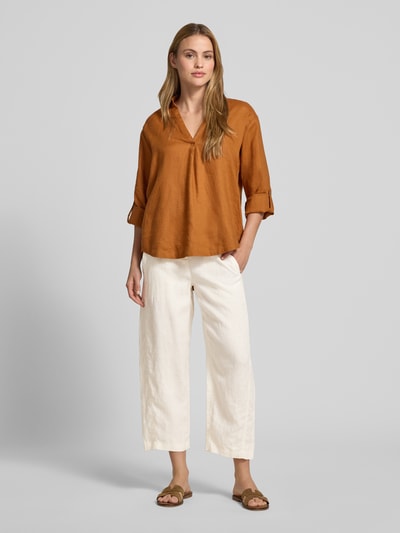Frauenmodel trägt Leinenhose in verkürzter Passform Modell 'myha linen' von OPUS, reine Leinen, elastischer Bund, Ganzkörperansicht von vorne.