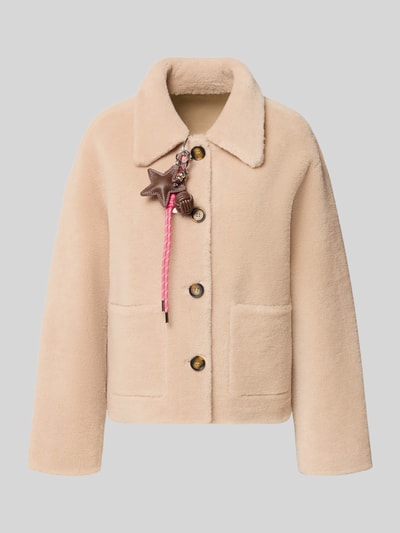Produktfoto, beige Regular Fit Jacke aus reiner Wolle von OAKWOOD mit Umlegekragen, aufgesetzten Taschen, durchgängiger Knopfleiste, Zierbesatz, rosa Sternanhänger, strukturierte Oberfläche, weiche Textur, Damen Jacke, Rückenlänge 64 cm, Schulterbreite 44 cm, Brustweite 53 cm, Ärmellänge 64 cm