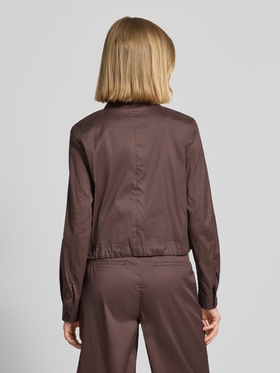 Frauenmodel trägt Jacke mit Tunnelzug von Christian Berg Woman Selection in Braun, Baumwoll-Mix mit Stretch, glatte Textur, Ganzkörperansicht Rückansicht.